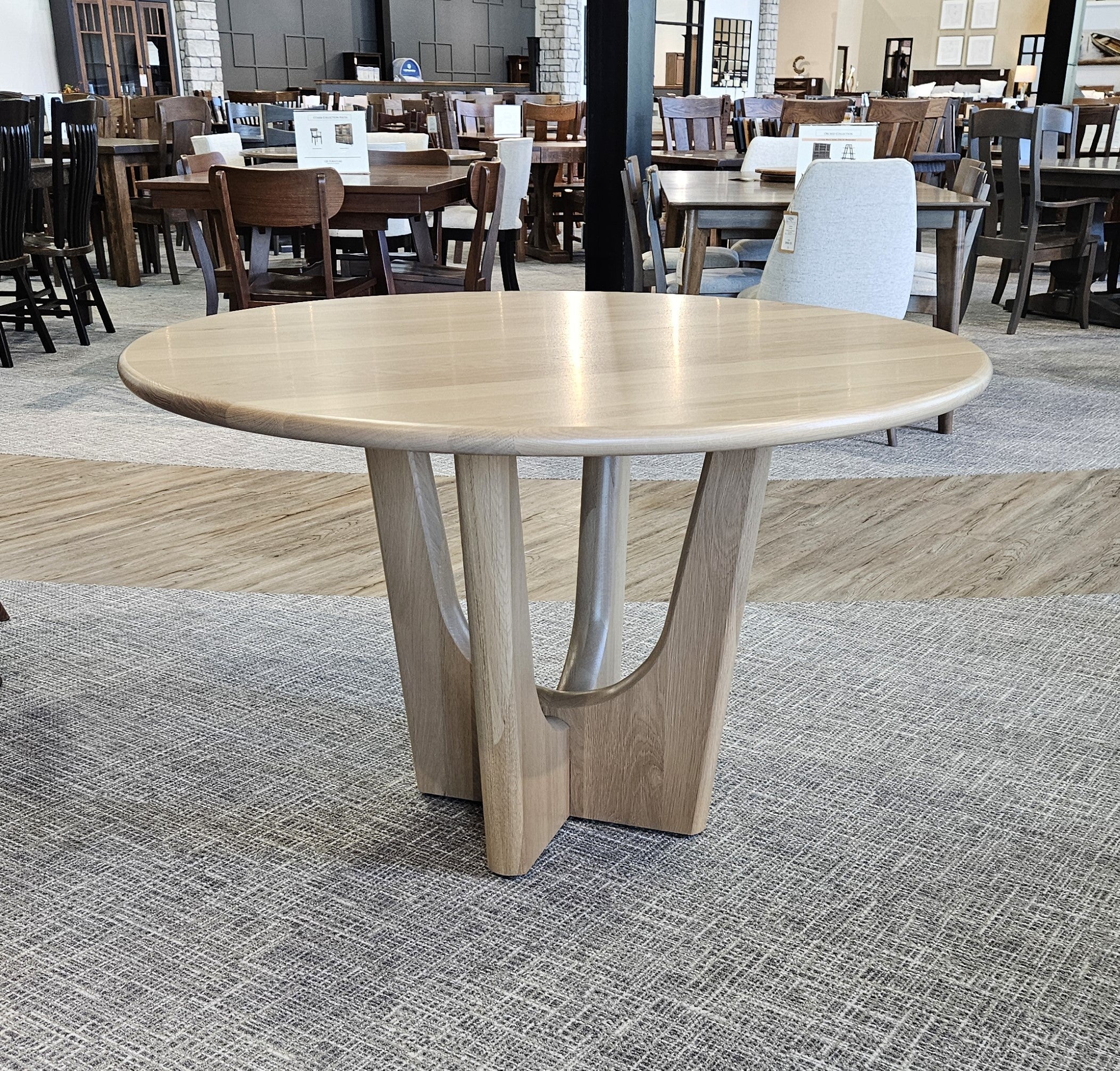 QW Amish Maria Round Table